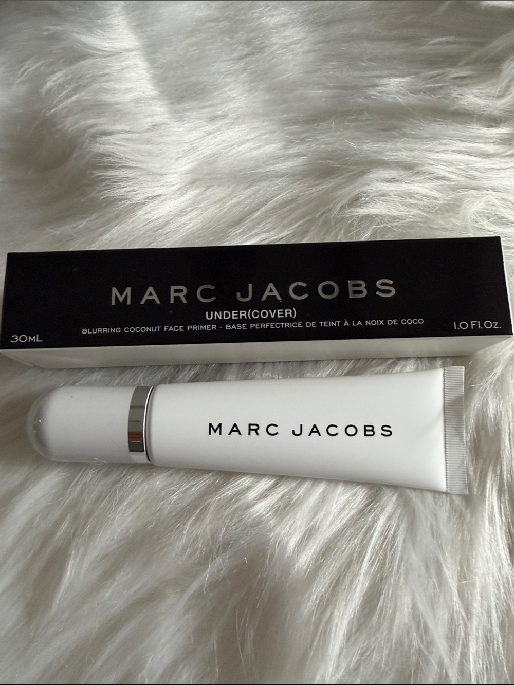 Marc Jacobs White & Black Under(cover) Blurring Coconut Face Primer